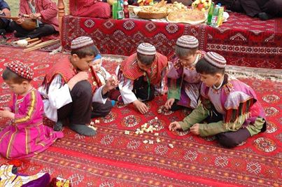 Türkmen çagalar we aşýk oýuny-Turkmen Boys at Play