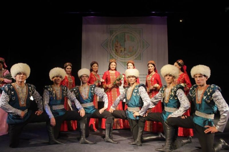 Türkmen yigitler we gyzlar. Belarus'da-Turkmen young men and women in Belarus